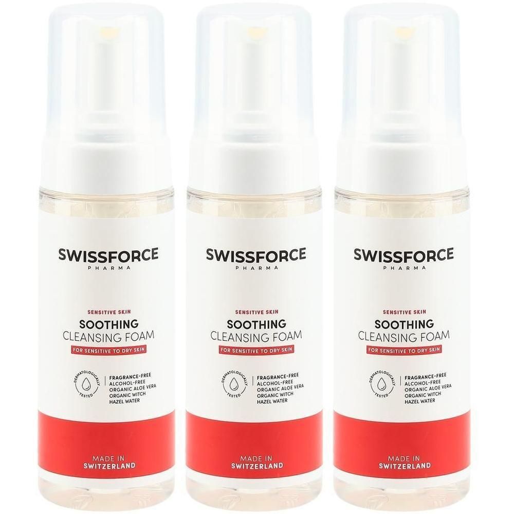 Drei Flaschen Reinigungsschaum. Weißer Behälter mit rotem Streifen und transparentem Deckel. Beschriftung: SWISSFORCE, Soothing Cleansing Foam.