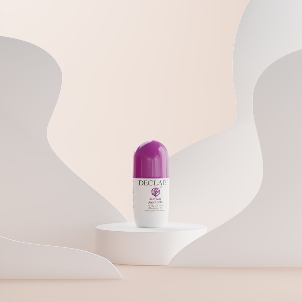 Deo Forte Roll-on auf Podest. Weißes Roll-on-Fläschchen mit lila Kappe. Text: DECLARÉ, Body Care, Deo Forte, All-day Deo Forte, Déodorant Fort, Antiperspirant.