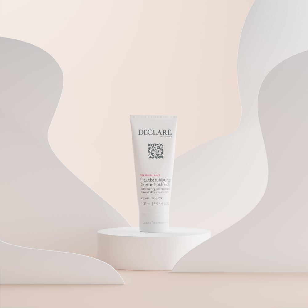 Weiße Tube DECLARÉ Hautberuhigungs Creme lipidreich auf einem Podest.