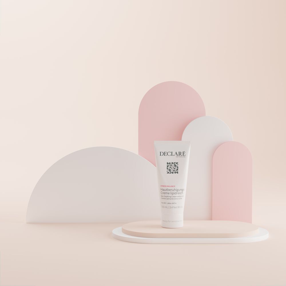 Weiße Tube DECLARÉ Hautberuhigungs Creme lipidreich auf einem Podest.