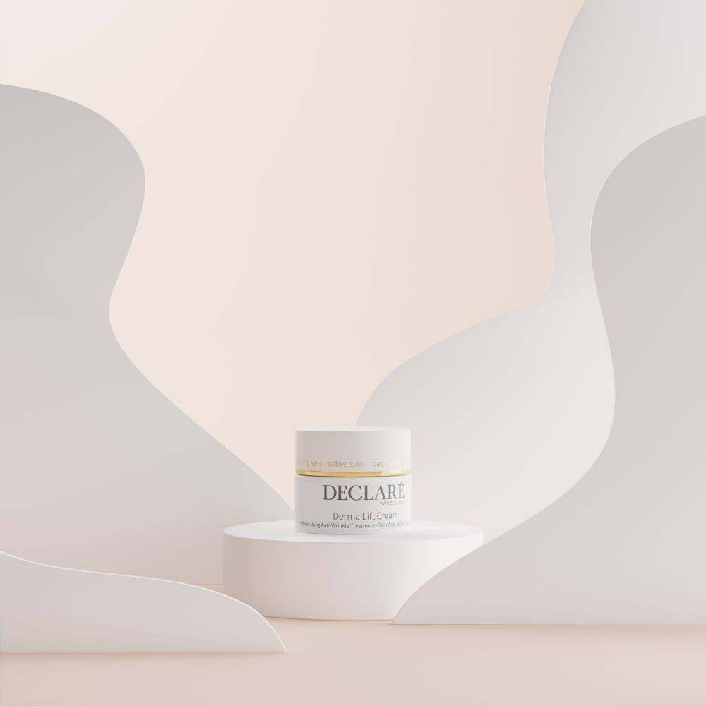 Ein Tiegel Declare Derma Lift Creme auf einem weißen Podest.