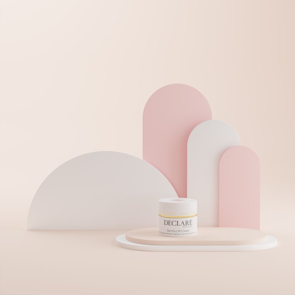 Ein weißer Tiegel DECLARÉ Derma Lift Creme auf einem ovalen Podest.