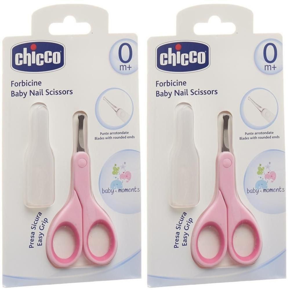 Deux ciseaux à ongles pour bébé roses avec capuchons de protection. Emballage avec nom du produit et marque « chicco ». Convient dès 0 mois.