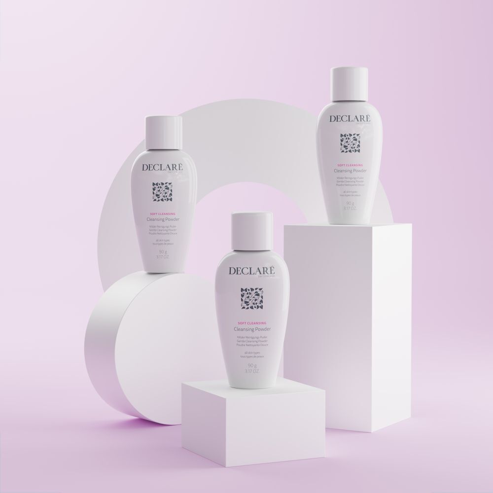 Drei weiße Flaschen DECLARÉ Soft Cleansing Cleansing Powder auf Podesten.