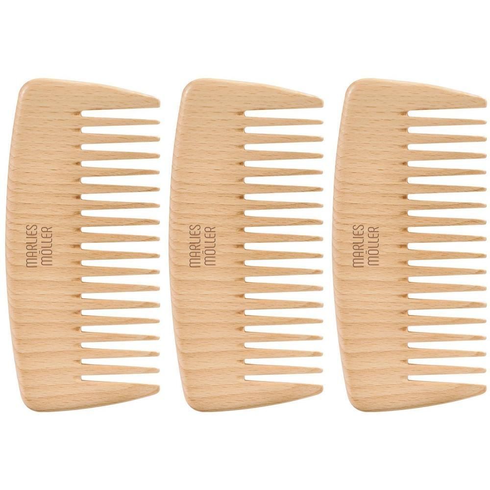 Trois peignes en bois. Chaque peigne a une poignée arrondie et des dents fines. Le nom de la marque est visible sur chaque peigne.