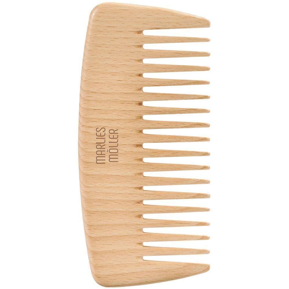 Peigne en bois à dents larges. Le peigne a une poignée arrondie et le nom de la marque.