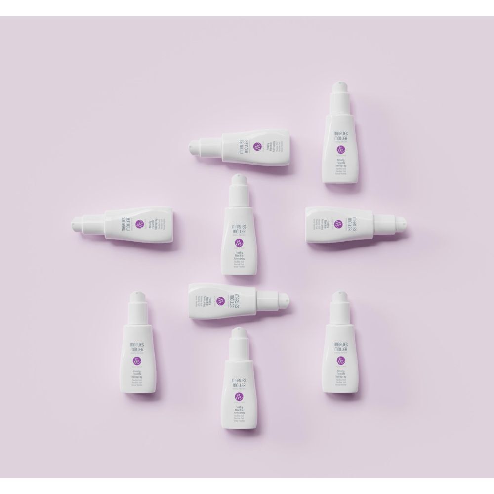 Plusieurs flacons blancs avec vaporisateur sur fond violet. Inscription: MARLIES MÖLLER beauty haircare, finally flexible hairspray.