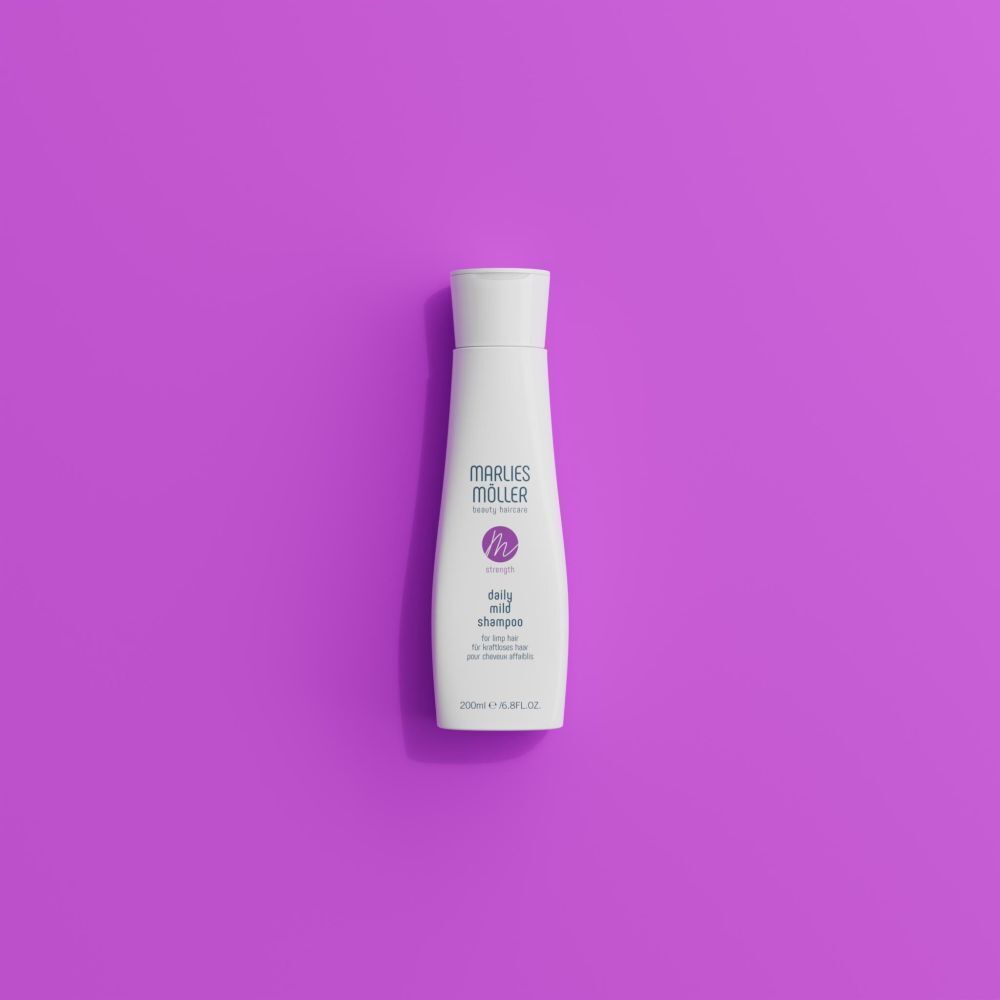 Flacon blanc avec bouchon blanc sur fond violet. Inscription: Marlies Möller, daily mild shampoo. 200ml/6.8FL.OZ.