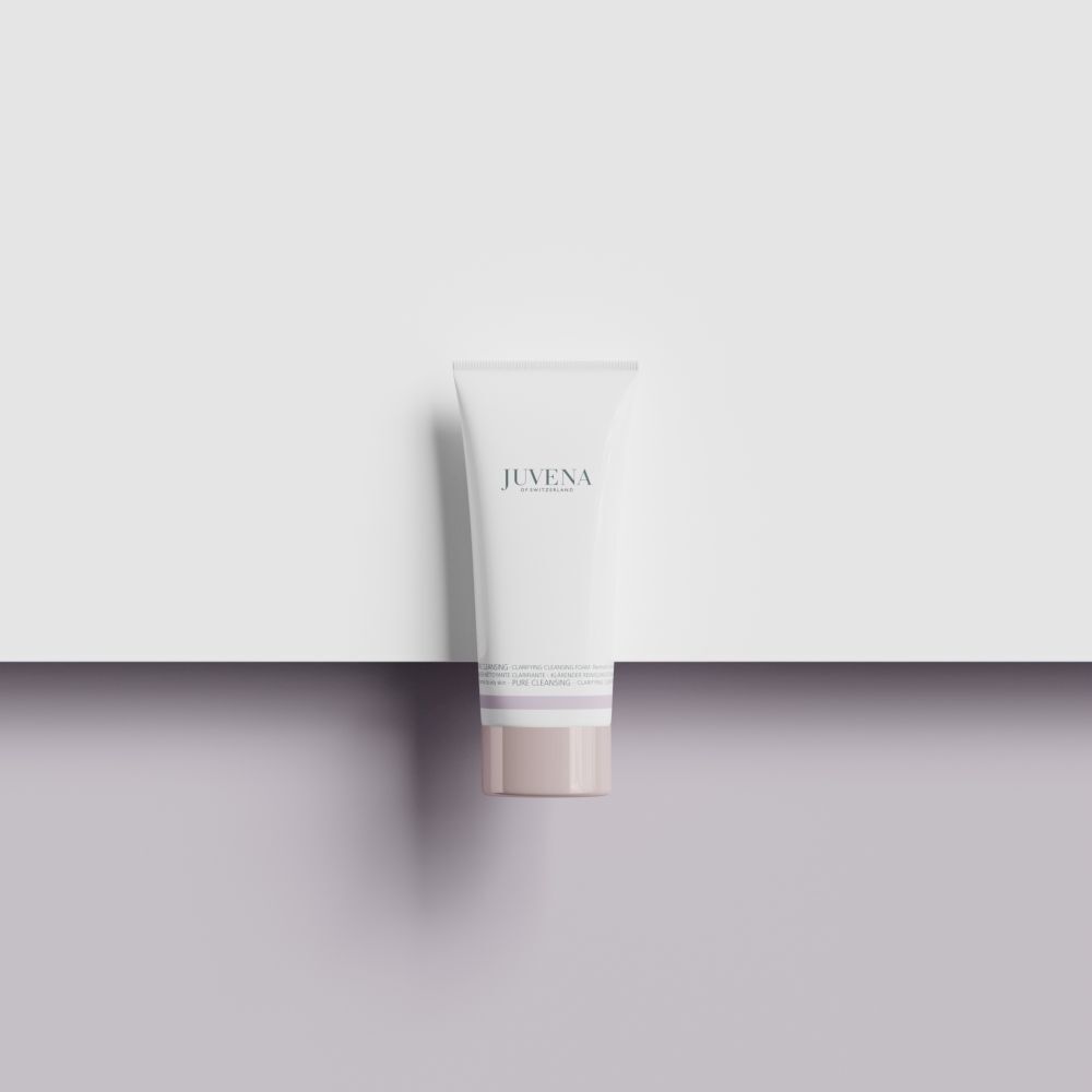 Eine weiße Tube Juvena Clarifying Cleansing Foam auf einem weißen Regal.