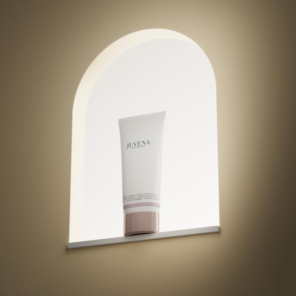 Eine weiße Tube Juvena Clarifying Cleansing Foam in einer beleuchteten Nische.