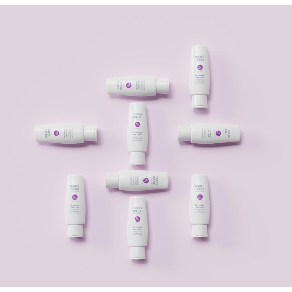 Plusieurs tubes blancs avec logo et texte violets. Nom du produit: Hair Reshape Wax Cream. Sur fond violet.