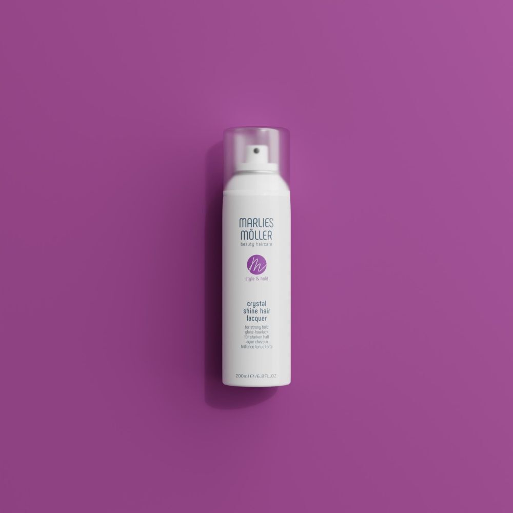 Flacon blanc MARLIES MÖLLER. Inscription: Crystal Shine Hair Lacquer. 200ml. Sur fond violet.