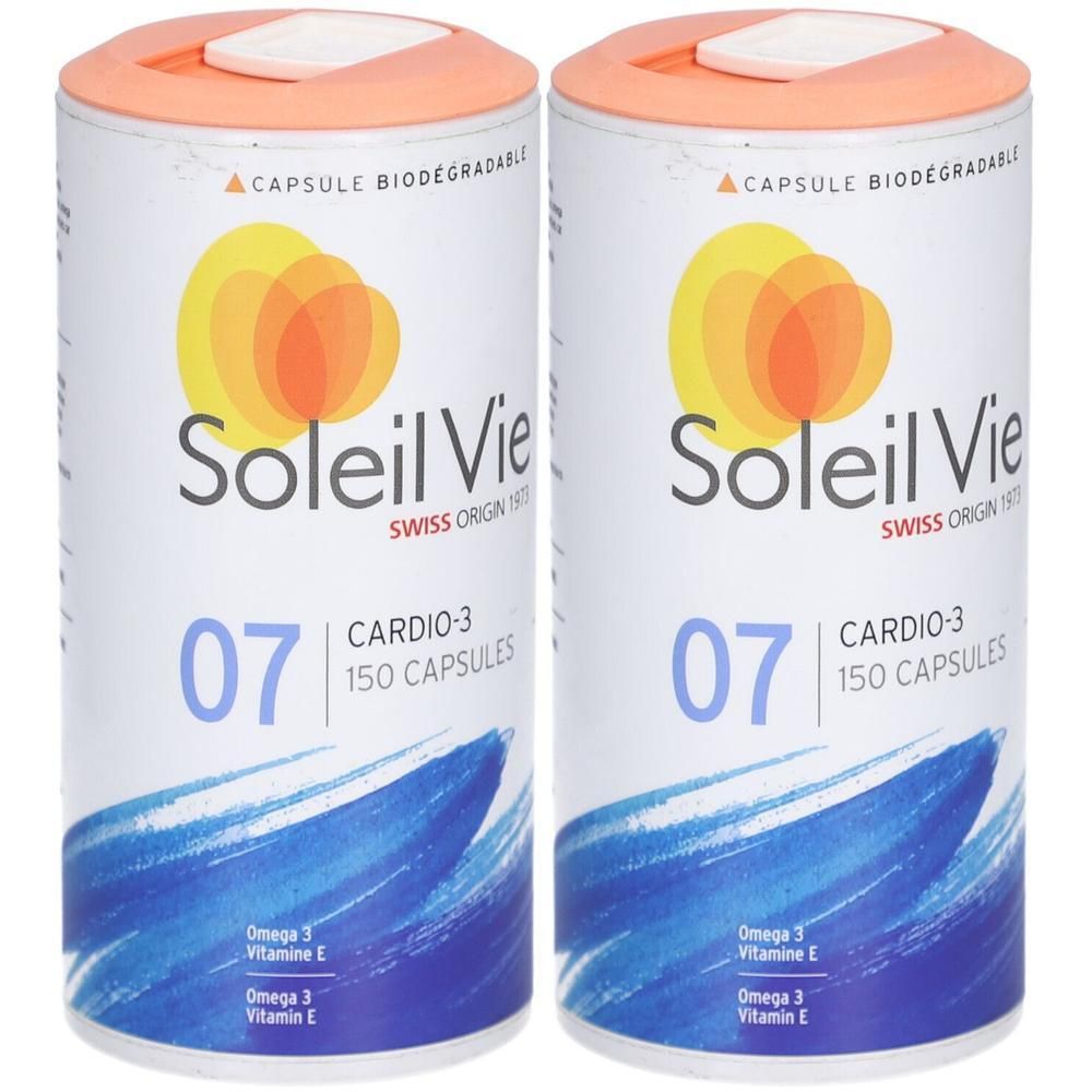 Zwei zylindrische Dosen. Aufschrift: Soleil Vie, Cardio-3, 150 Kapseln. Orangefarbener Deckel. Aufschrift: Omega 3, Vitamin E.
