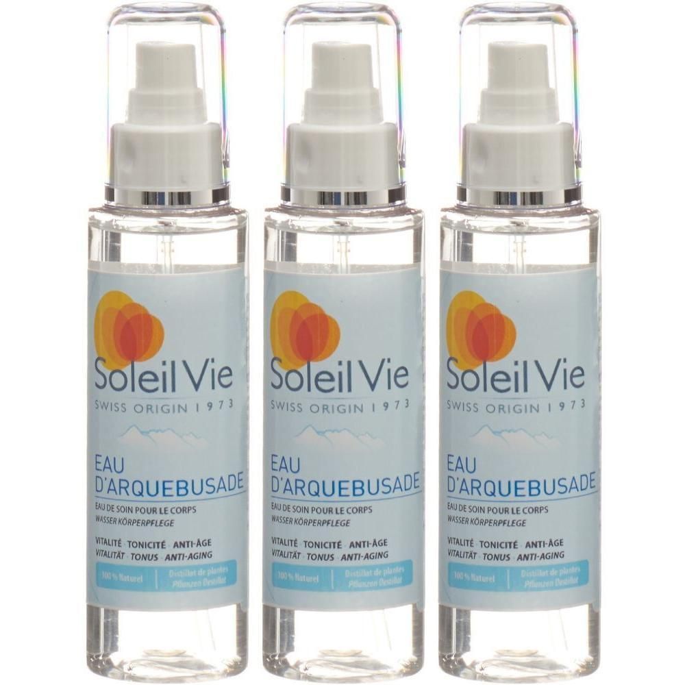 Drei Sprühflaschen mit transparentem Inhalt. Auf den Etiketten steht "Soleil Vie" und "EAU D'ARQUEBUSADE". Die Flaschen haben weiße Sprühköpfe und transparente Kappen.