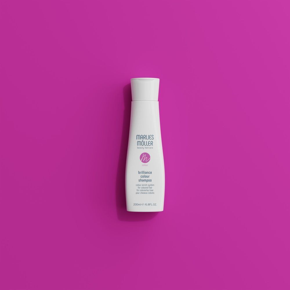 Eine weiße Flasche MÖLLER Brilliance Colour Shampoo auf pinkfarbenem Hintergrund. Der Markenname und die Produktbezeichnung sind sichtbar.
