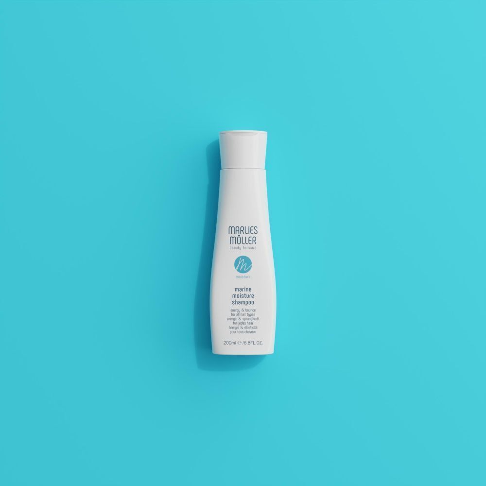 Eine weiße Shampoo-Flasche auf blauem Hintergrund. Aufschrift: Marlies Möller, marine moisture shampoo. 200ml / 6.8FL.OZ.