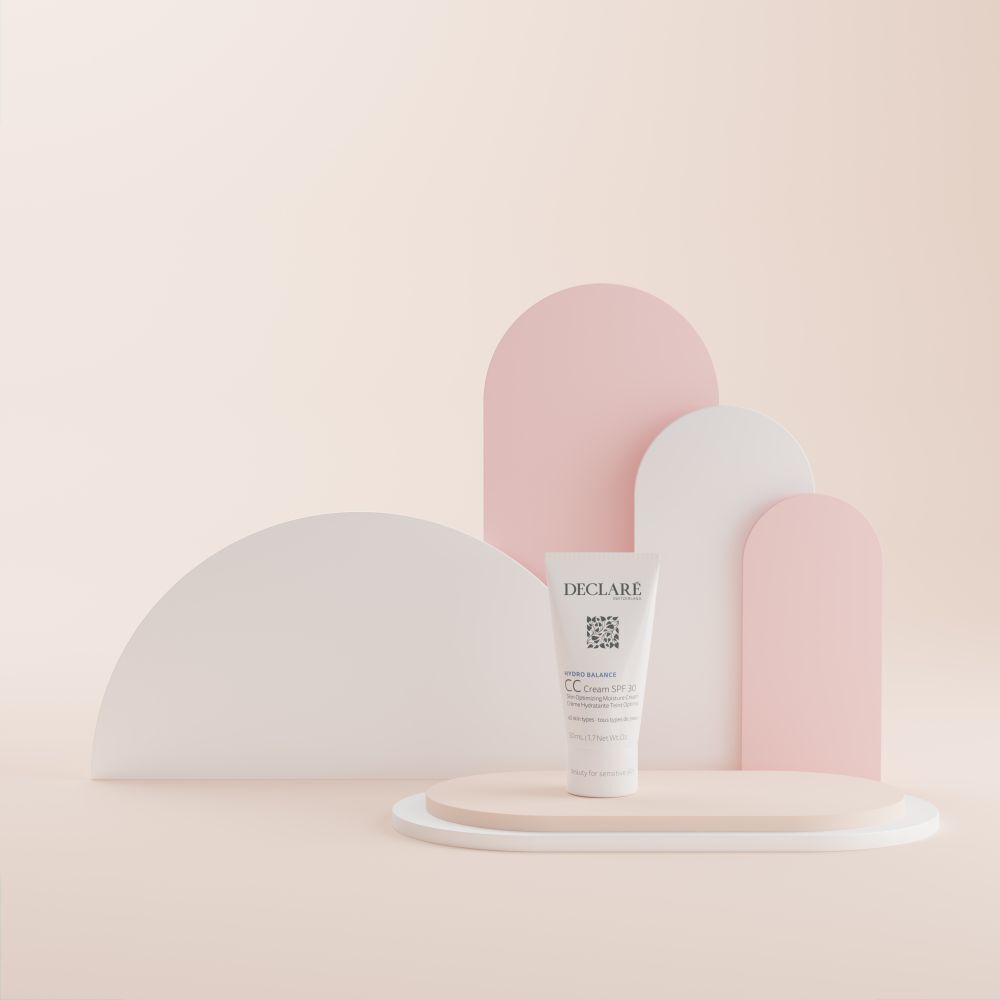 DECLARÉ CC Cream SPF 30 Tube auf einem Podest, pastellfarbener Hintergrund.