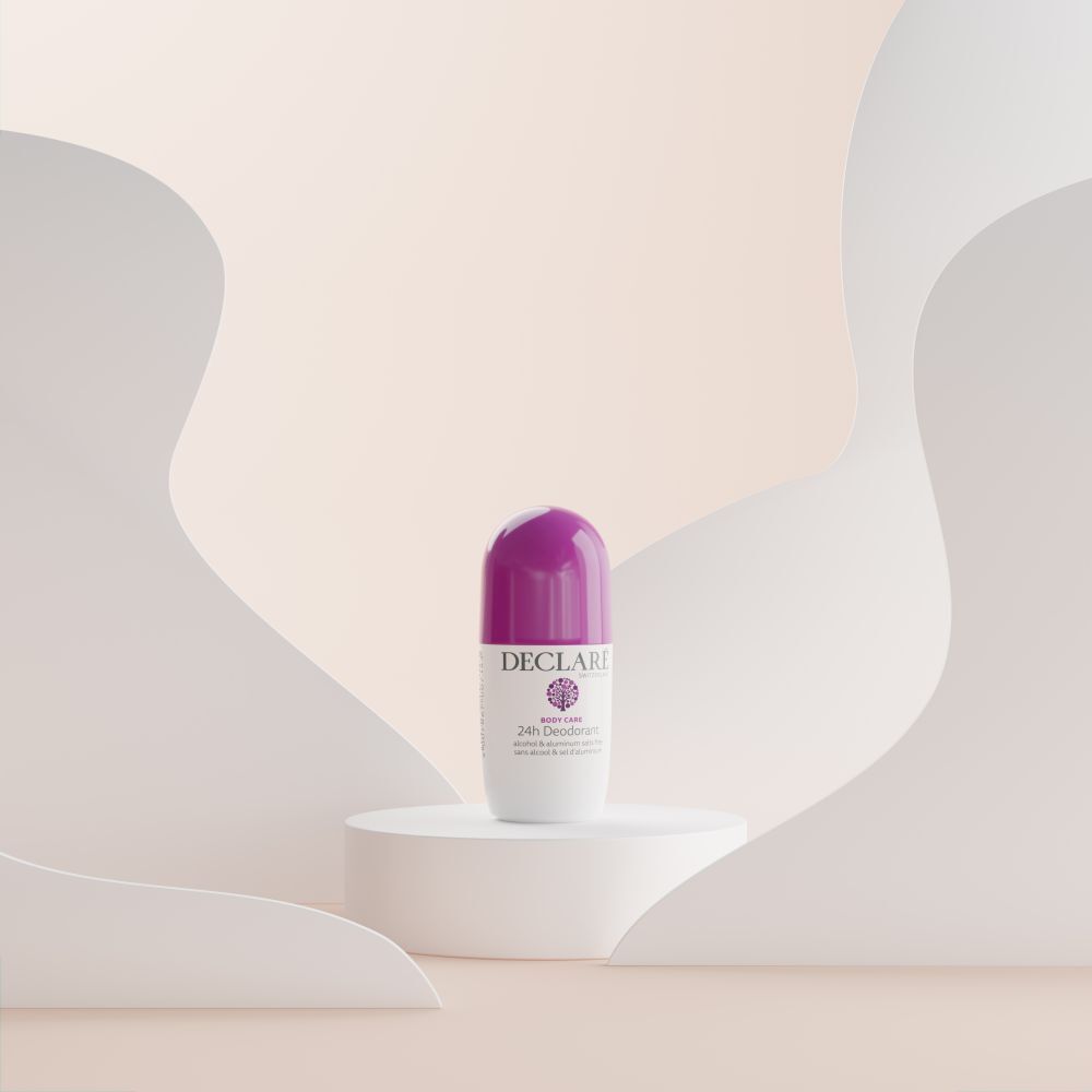 Un roll-on déodorant DECLARÉ 24h sur un socle rond, blanc avec capuchon violet.