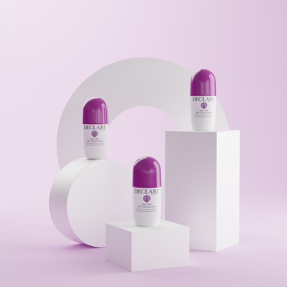 Trois flacons de déodorant 24h DECLARÉ avec bouchon violet sur différents piédestaux.
