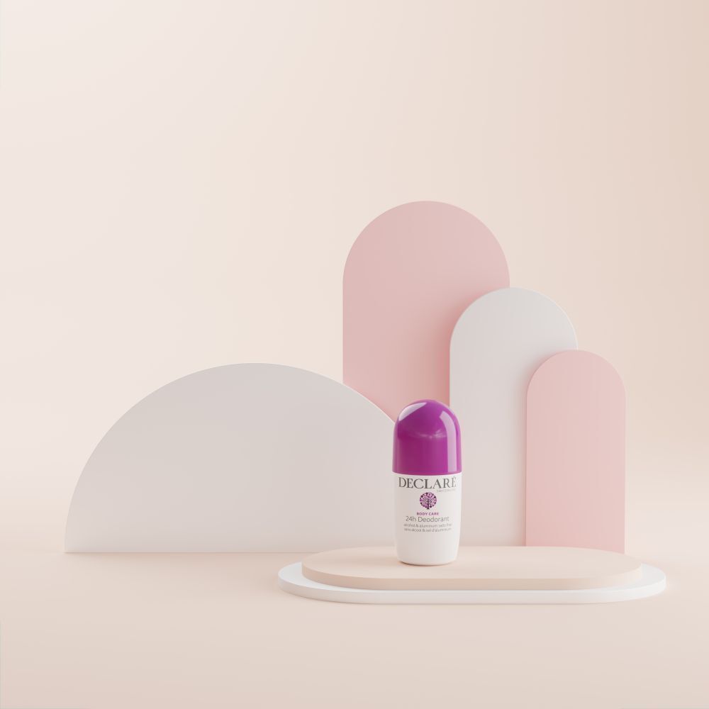 Un flacon de déodorant 24h DECLARÉ avec bouchon violet sur un piédestal.