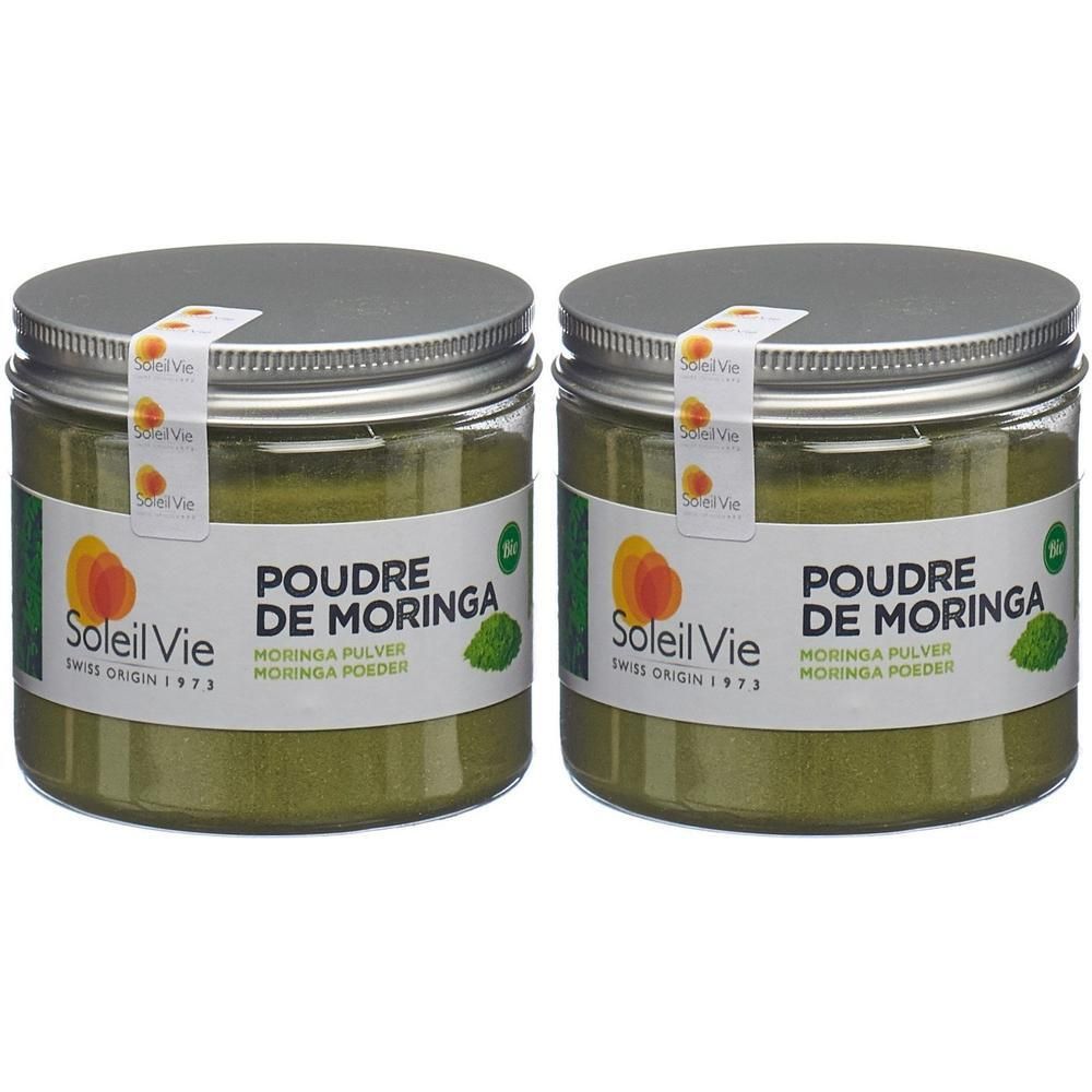 Zwei Gläser Soleil Vie Moringa Pulver mit silbernen Deckeln. Grüne Etiketten mit Produktinformationen.
