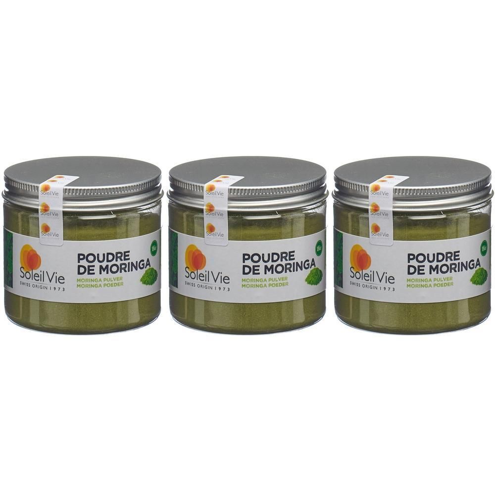 Drei Gläser SOLEIL VIE Bio-Moringa-Pulver mit silbernen Deckeln und Etiketten, die das Produkt und die Marke zeigen.