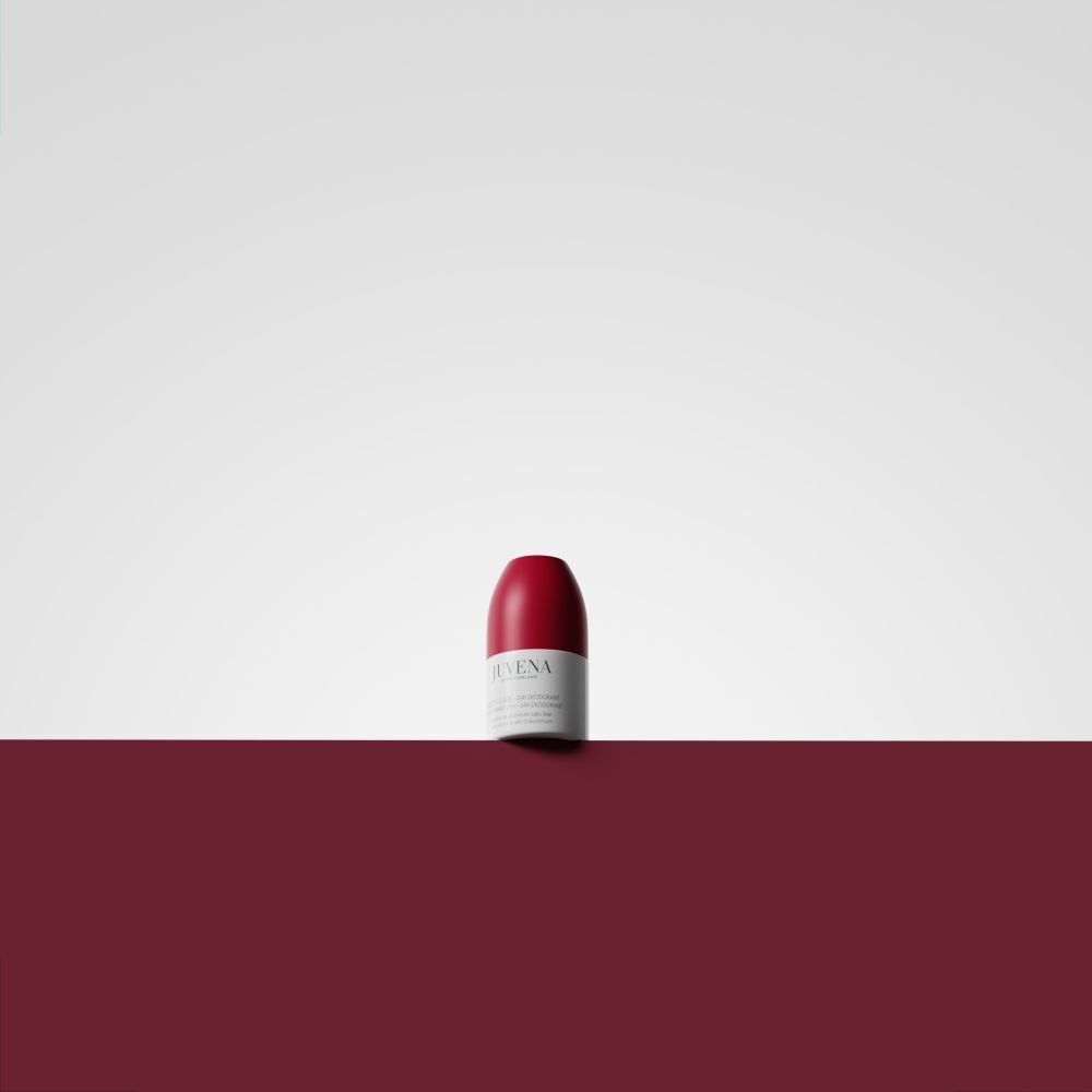 Rote Kappe auf weißem und rotem Hintergrund.