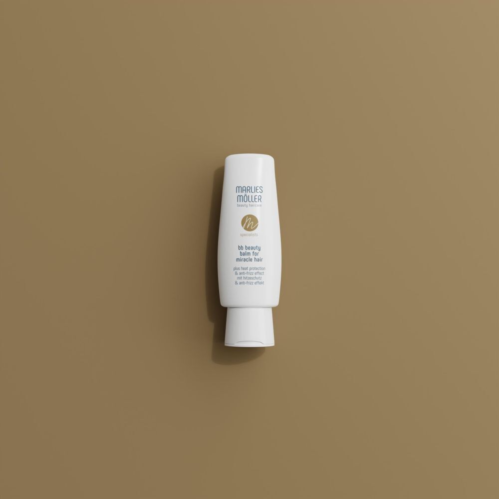 Weiße Tube auf braunem Hintergrund. Blaue Schrift und goldenes Logo. Text: Marlies Möller, bb beauty balm for miracle hair.