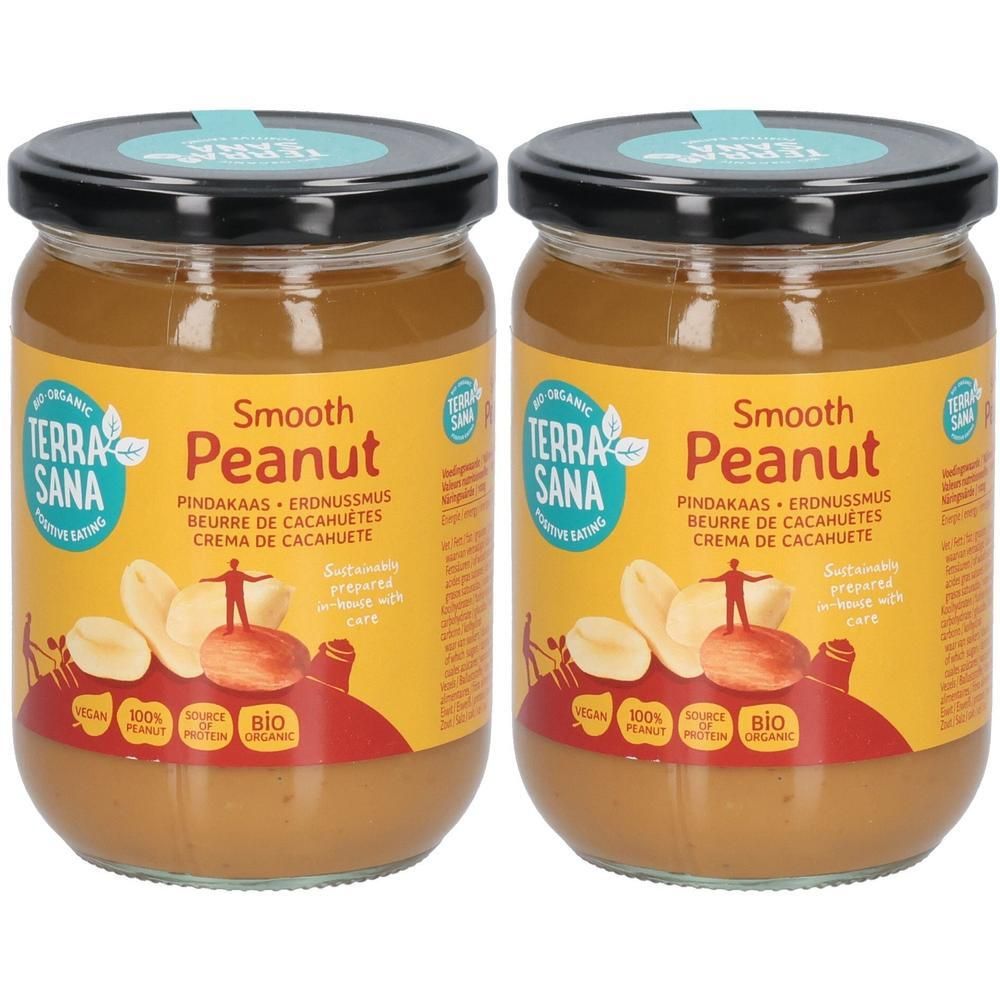 Zwei Gläser Erdnussmus mit schwarzem Deckel. Aufschrift: Smooth Peanut, Terra Sana, Bio. Vegan, 100% Erdnuss, Proteinquelle.