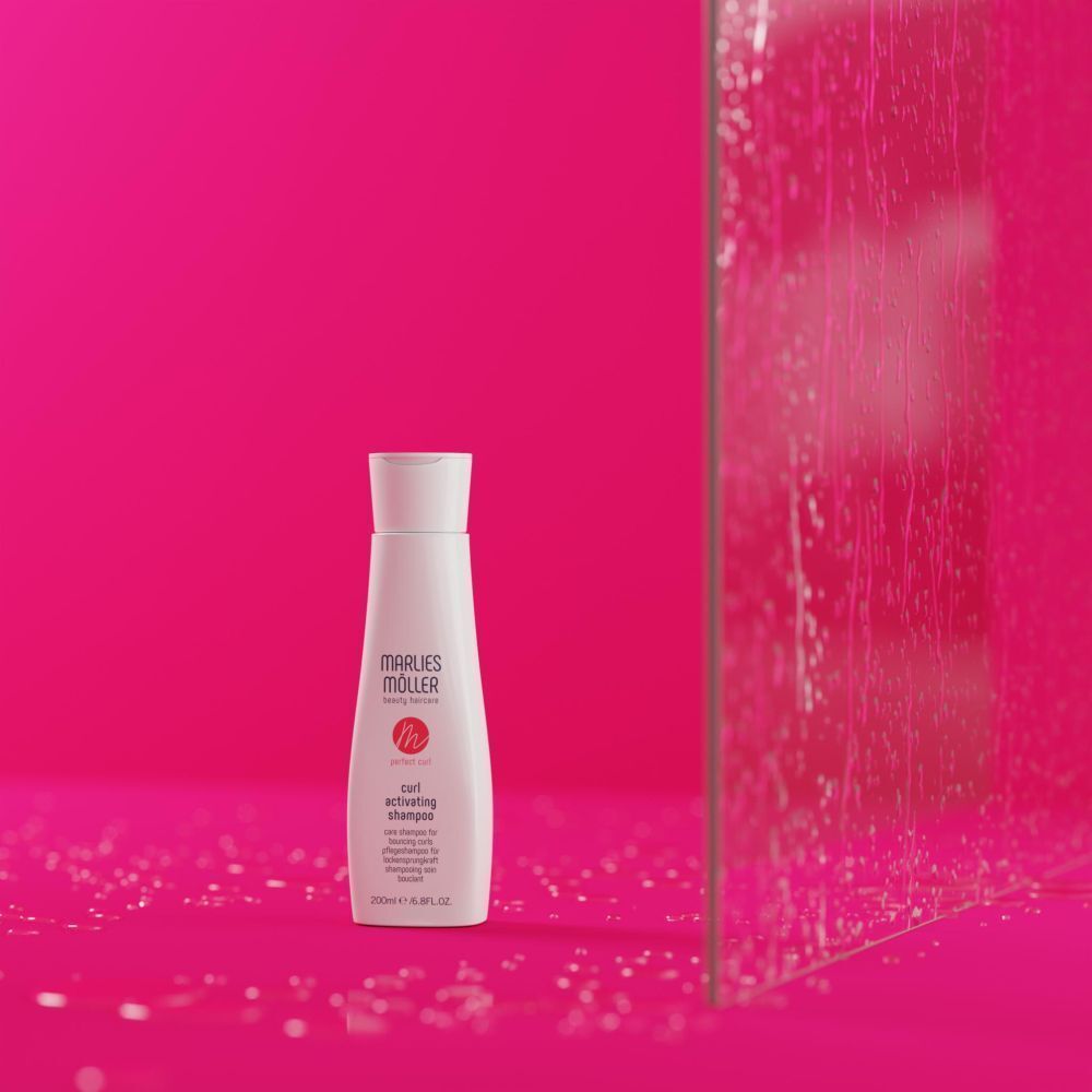 Weiße Flasche Marlies Möller Soft Activating Shampoo, 200ml, auf pinkem Hintergrund.