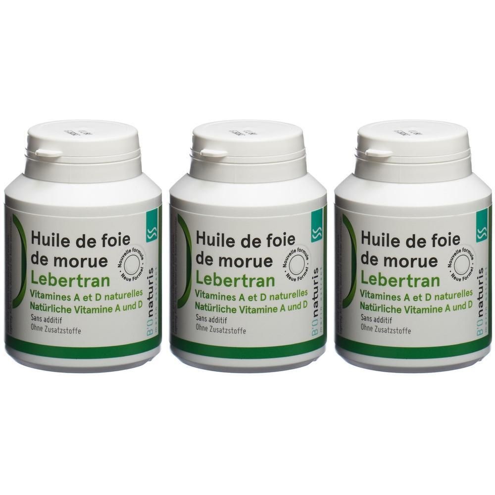 Drei weiße Flaschen mit grünem Etikett. Aufschrift: Huile de foie de morue Lebertran, Vitamines A et D naturelles, ohne Zusatzstoffe.