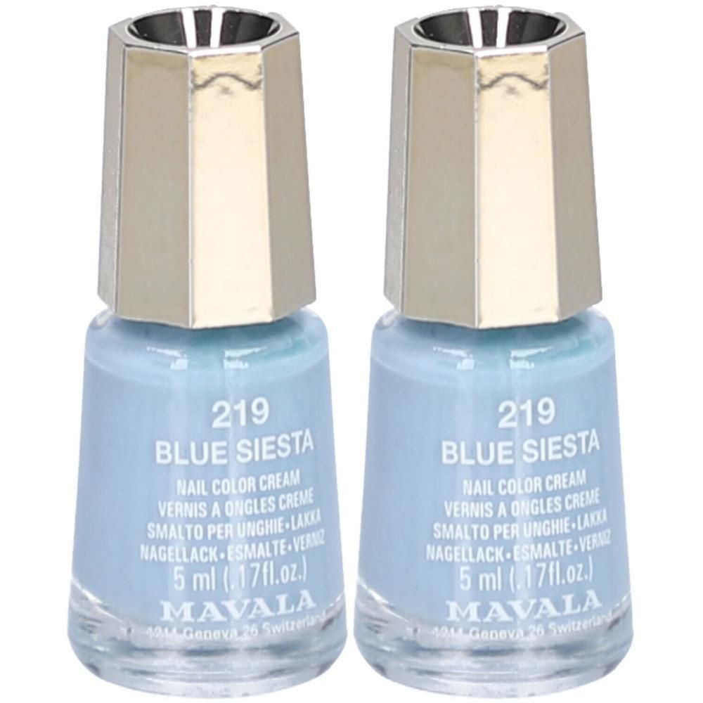 Zwei Flakons Nagellack, hellblau. Aufschrift: 219 BLUE SIESTA, MAVALA. Goldfarbener Deckel.