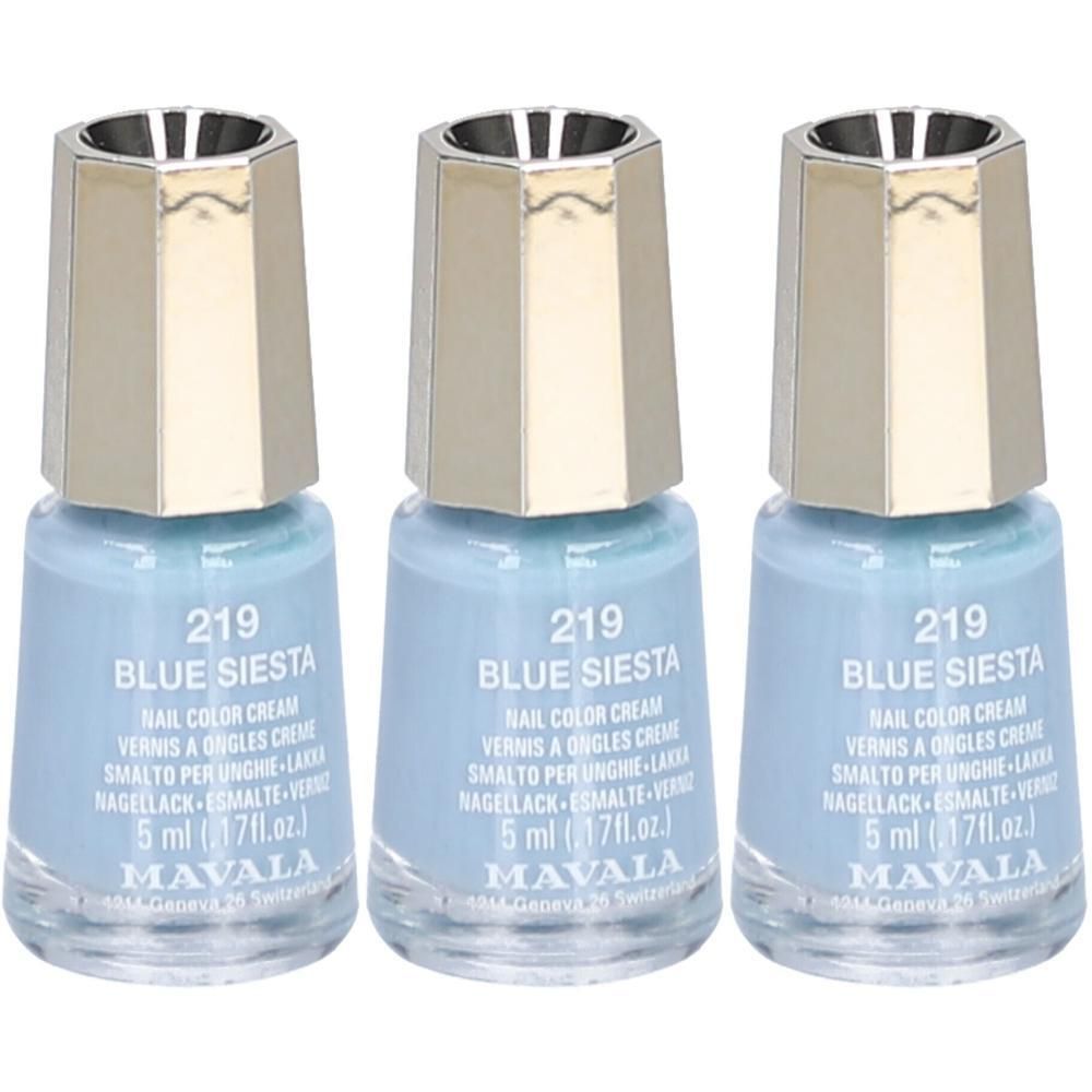Drei Flakons Nagellack, hellblau. Aufschrift: 219 BLUE SIESTA, Nail Color Cream, 5 ml. Goldfarbener Deckel. Marke MAVALA.
