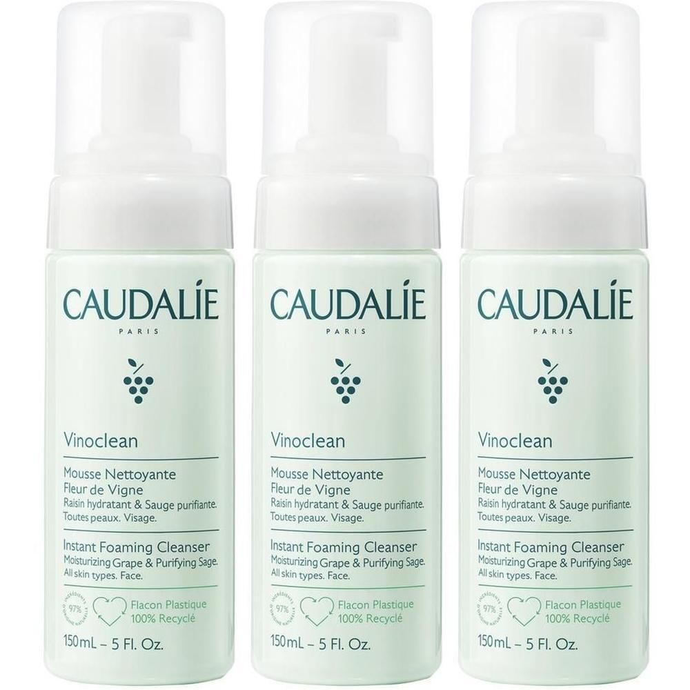 Drei Flaschen CAUDALIE Vinoclean. Weiße Flaschen mit grünem Etikett. Text: Vinoclean, Mousse Nettoyante, Instant Foaming Cleanser.