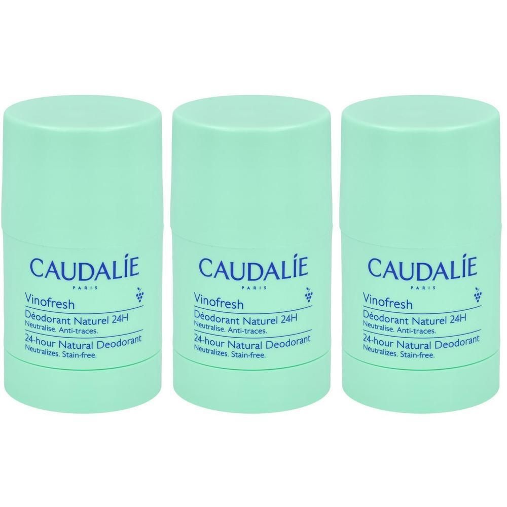 Drei zylindrische Deostifte. Hellgrüne Verpackung mit weißer Schrift. Aufschrift: CAUDALIE Vinofresh, 24-hour Natural Deodorant.