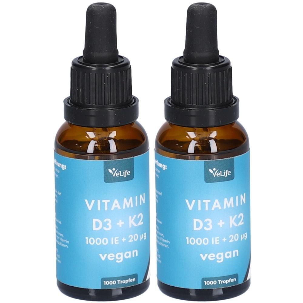 Zwei Flaschen mit braunem Glas und schwarzem Deckel. Blaue Etiketten mit weißer Schrift: Vitamin D3 + K2, vegan. Marke: VeLife.