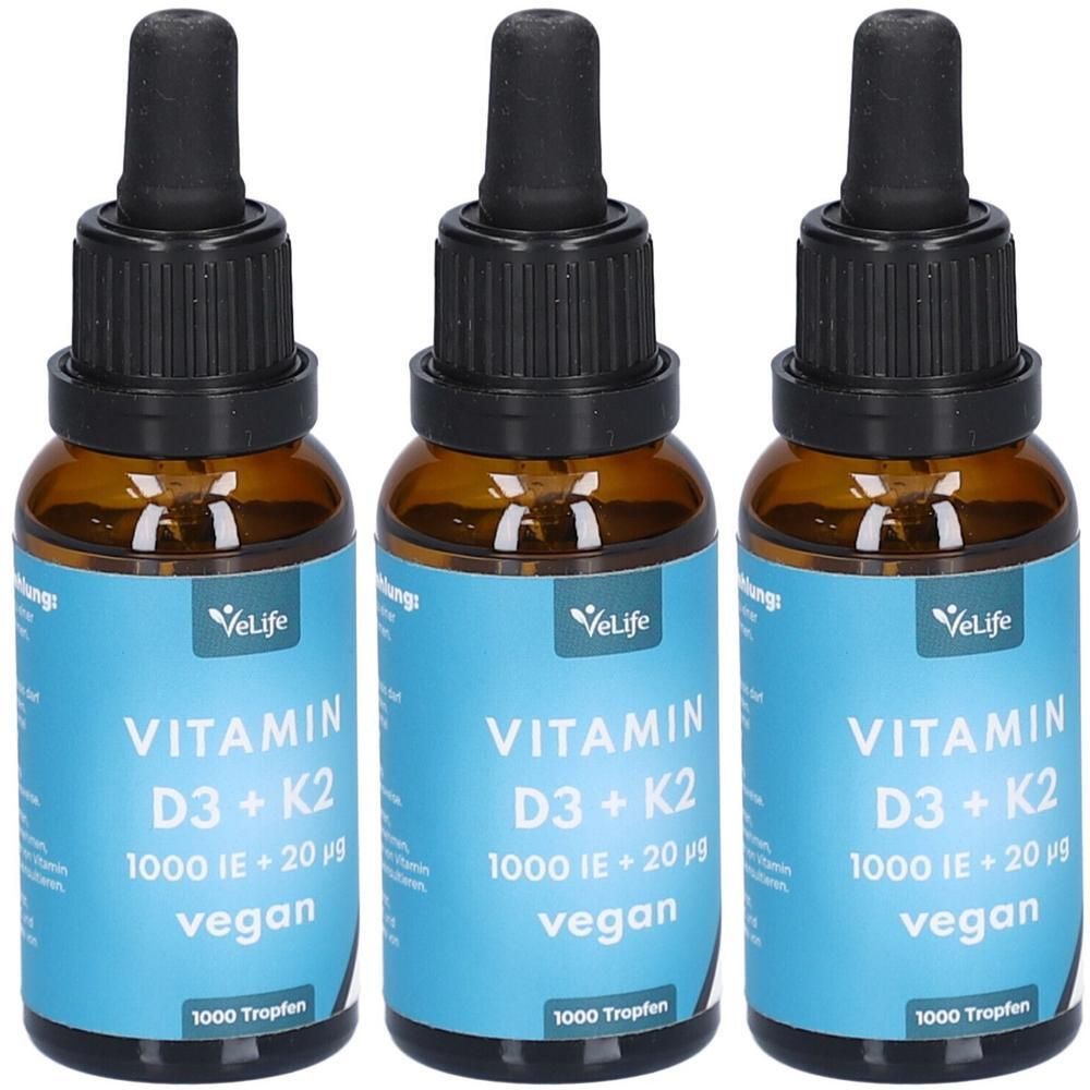 Drei Flaschen mit braunem Glas und schwarzen Deckeln. Auf den Etiketten steht "VeLife Vitamin D3 + K2 vegan".