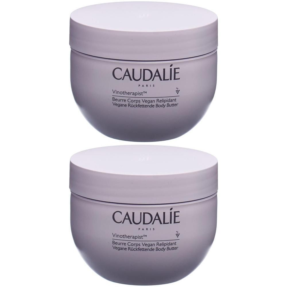 Zwei cremefarbene Tiegel mit Deckel. Aufschrift CAUDALIE, Vinotherapist, Beurre Corps Vegan Relipidant. Vegan Body Butter.