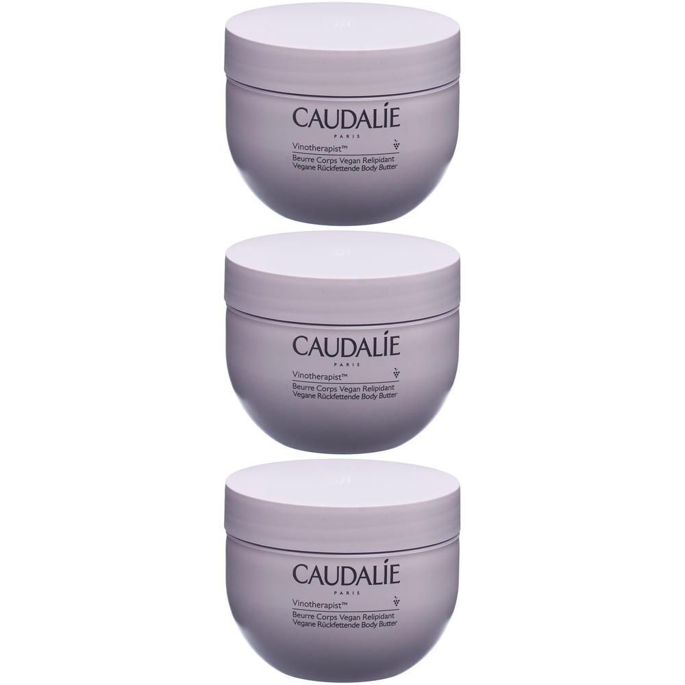 Drei cremefarbene Tiegel mit weißem Deckel. Aufschrift: CAUDALIE, Vinotherapie, Beurre Corps Vegan. Vegan-Qualität.