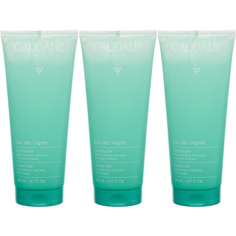 Trois tubes de gel douche. Emballage turquoise avec texte blanc. Marque CAUDALIE. Inscription : Eau des Vignes, Shower Gel.