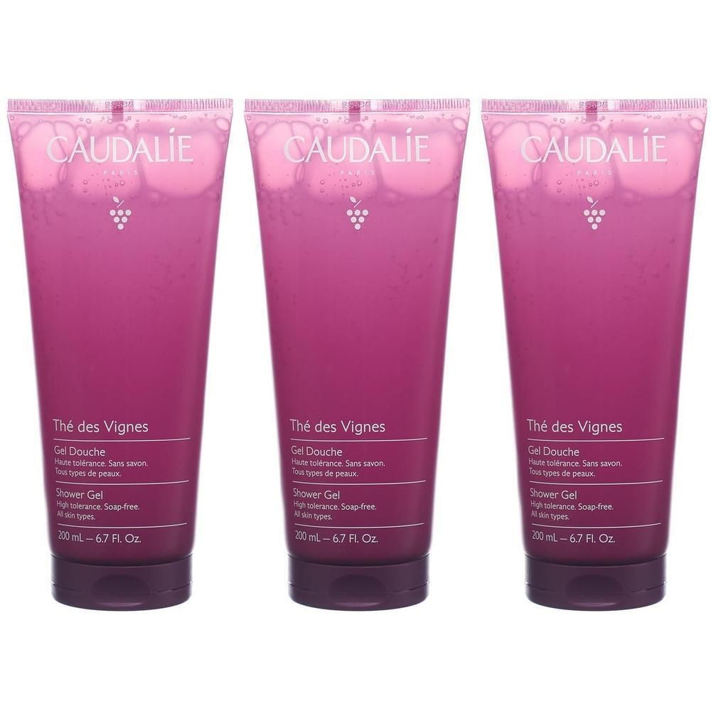 Drei Tuben Duschgel. Auf jeder Tube steht CAUDALIE, Thé des Vignes und Shower Gel. Die Tuben sind rosa und haben einen dunkleren Verschluss.