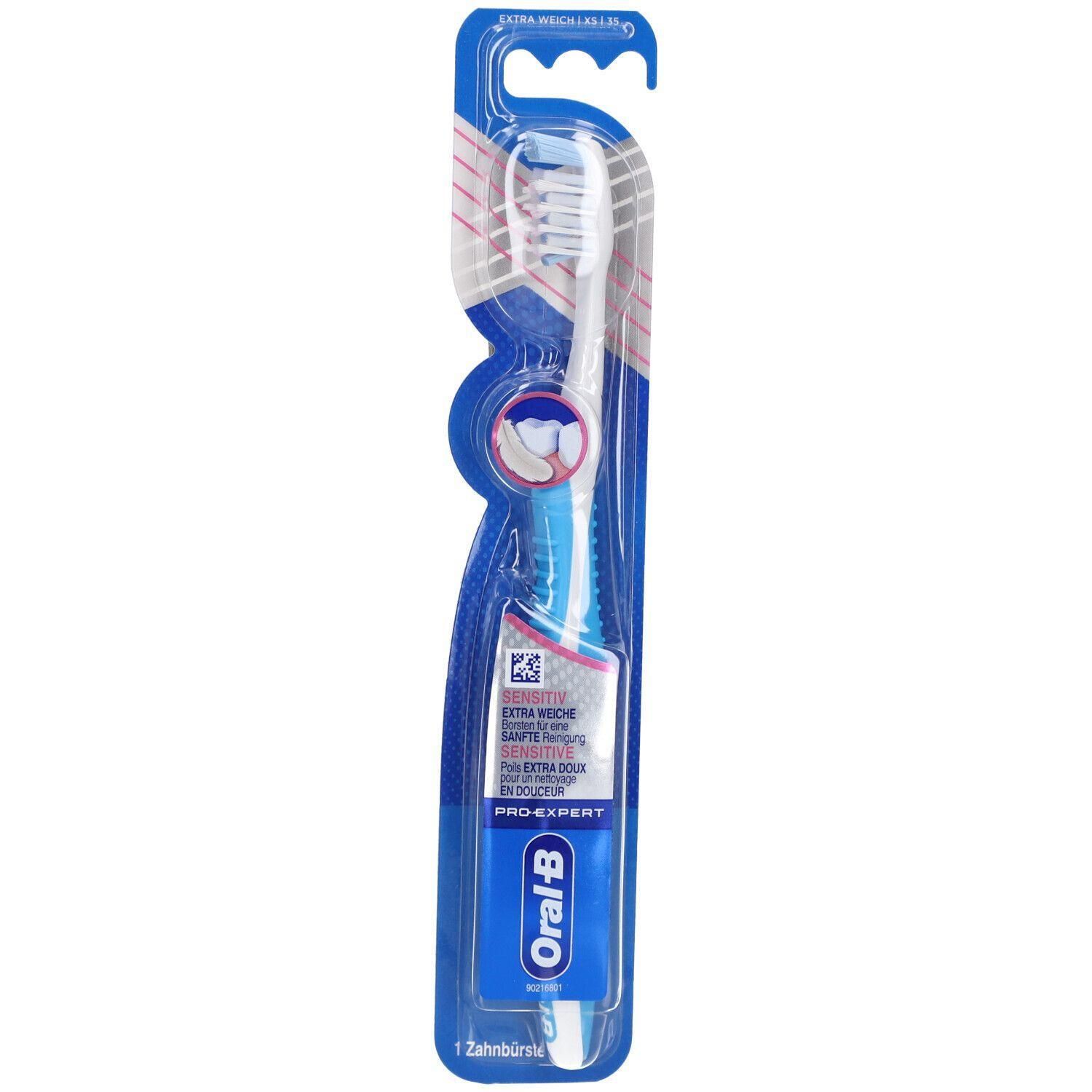 Zahnbürste in Blisterverpackung. Weißer Bürstenkopf, blauer Griff. Text: EXTRA WEICH, SENSITIVE, PRO-EXPERT, Oral-B.