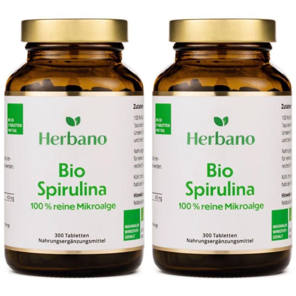 Zwei braune Glasflaschen mit goldenen Deckeln. Auf den Etiketten steht "Herbano Bio Spirulina 100% reine Mikroalge".