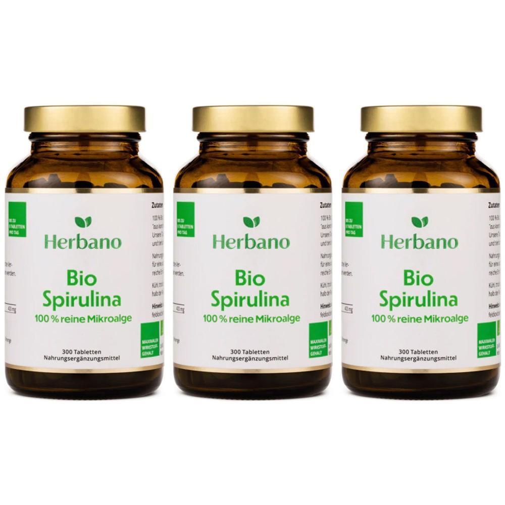 Drei braune Glasflaschen mit goldenen Deckeln. Auf den Etiketten steht "Herbano Bio Spirulina 100% reine Mikroalge".
