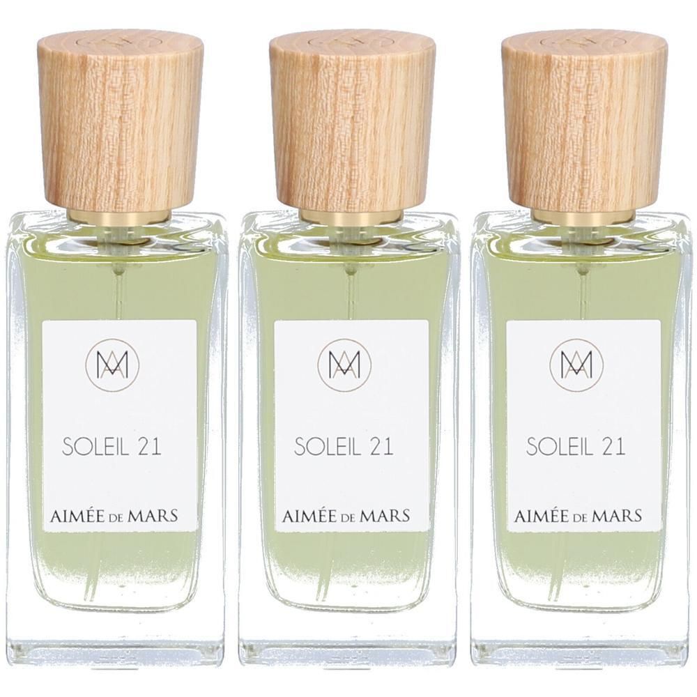 Trois flacons avec bouchons en bois. Étiquettes : SOLEIL 21, AIMÉE DE MARS. Symbole de certification. Liquide vert clair.