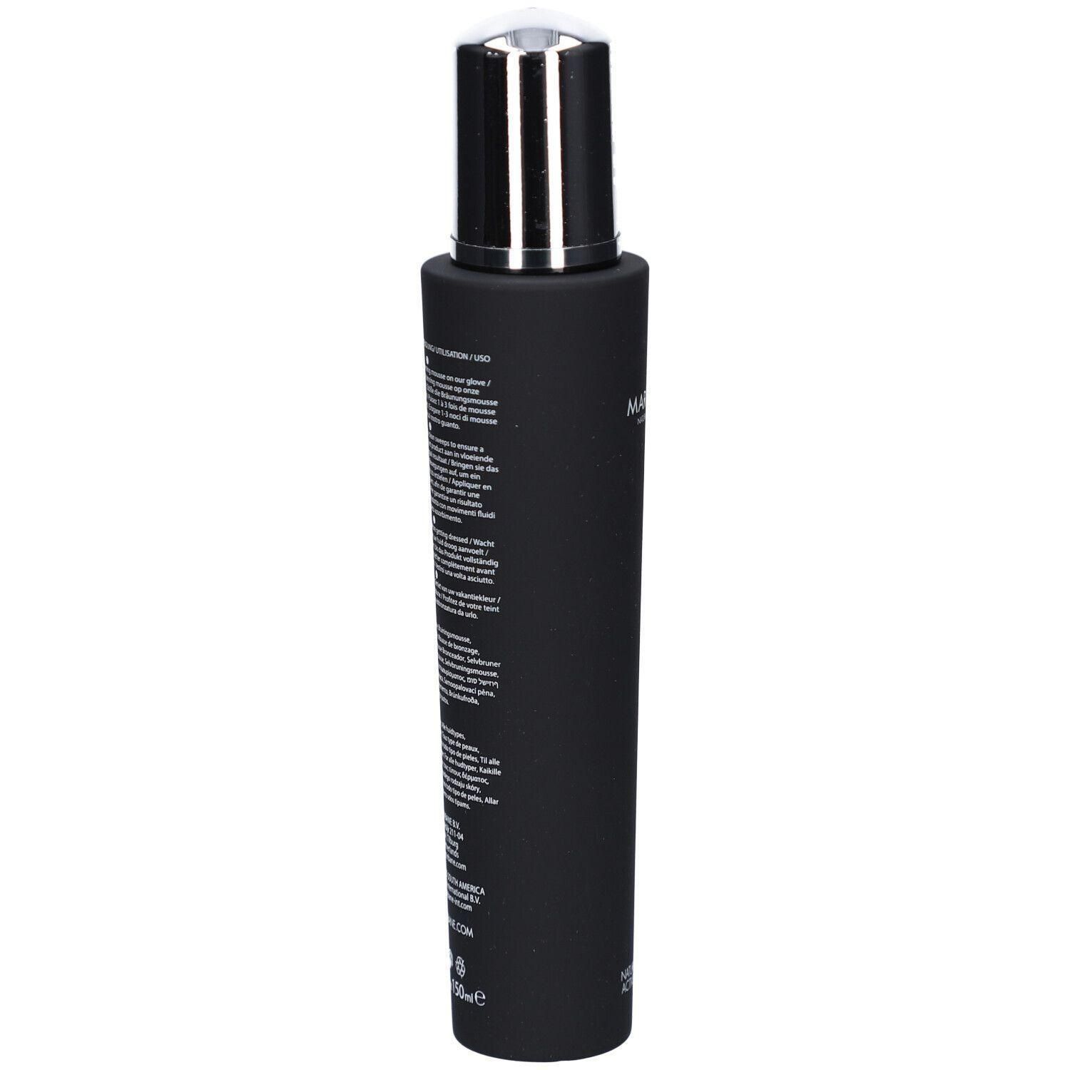Schwarze Flasche mit silbernem Verschluss, mit Text bedruckt.