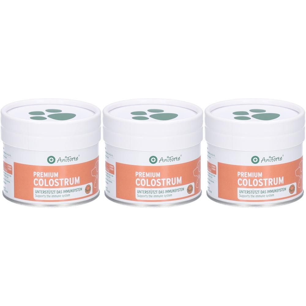 Trois boîtes blanches avec couvercles. Sur le devant, "Premium Colostrum". En dessous, "Soutient le système immunitaire".