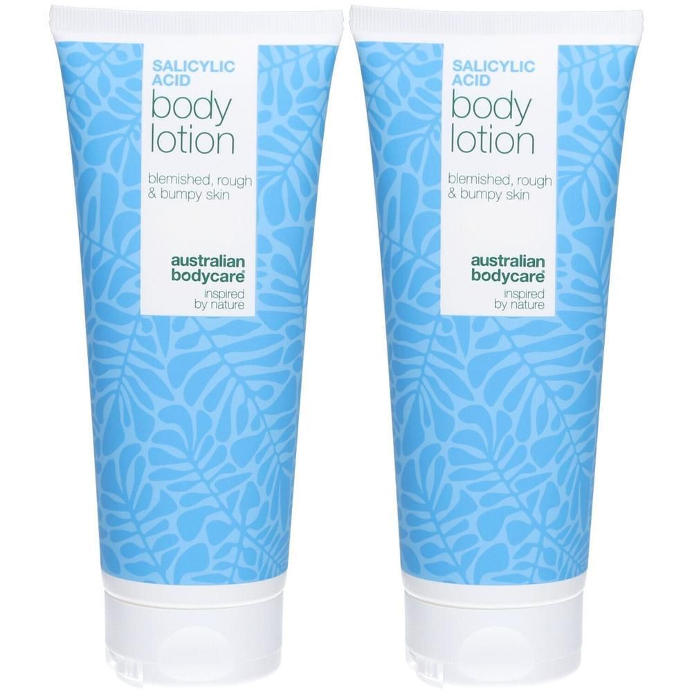 Deux tubes de lotion pour le corps à l'acide salicylique. Emballage bleu avec impression blanche. Texte : "blemished, rough & bumpy skin".