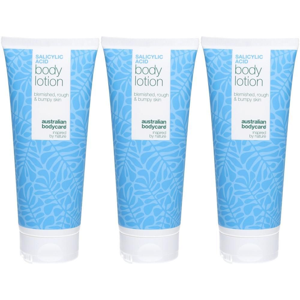 Drei Tuben Salicylsäure-Bodylotion. Hellblaues Design mit weißen Elementen und Schriftzug. Aufschrift: Australian Bodycare.