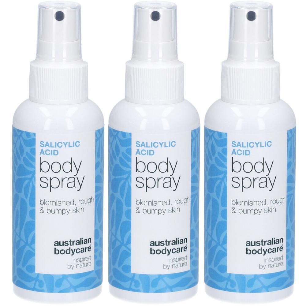 Drei weiße Sprühflaschen mit blauer Beschriftung. Aufschrift: Salicylsäure Body Spray. Marke: Australian Bodycare.